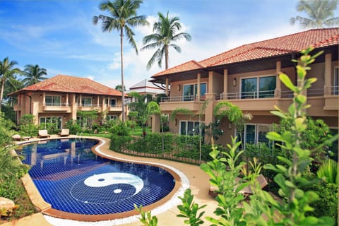 Facade/entrance, Swimming pool
