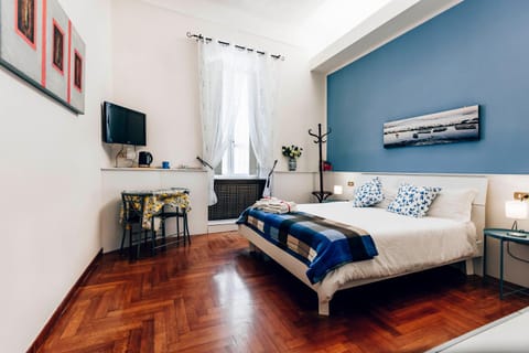 Bed, TV and multimedia, Coffee/tea facilities, View (from property/room), Photo of the whole room, Bedroom, hair dresser, locker, locker, laundry