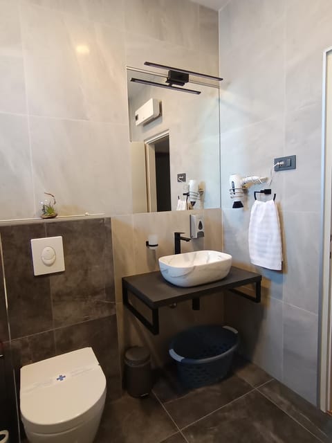 Shower, Toilet, Bathroom, towels