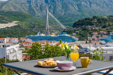 Balcony/Terrace, Mountain view