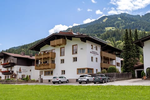 Property building, Natural landscape, Mountain view, Location, Parking