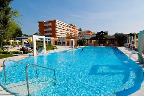Swimming pool, Swimming pool