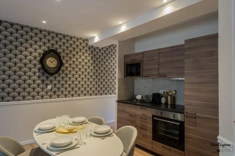 Coffee/tea facilities, Kitchen or kitchenette, Dining area