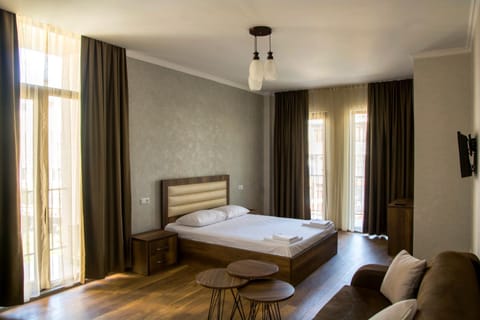 Coffee/tea facilities, Kitchen or kitchenette, Living room, Dining area, Bedroom