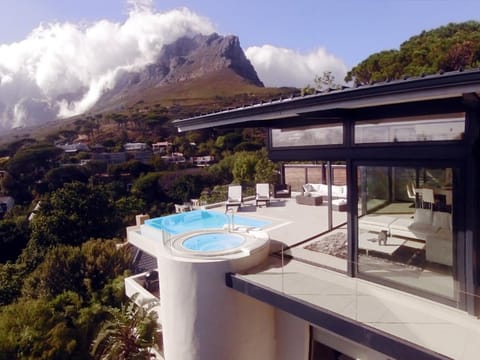 Property building, Nearby landmark, Natural landscape, Landmark view, Mountain view