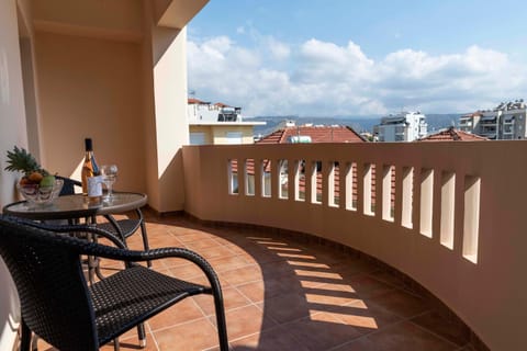 Balcony/Terrace, City view, Mountain view