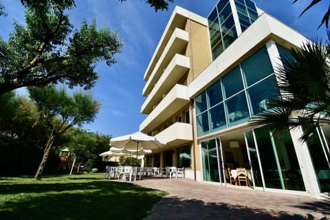 Property building, Facade/entrance, Garden