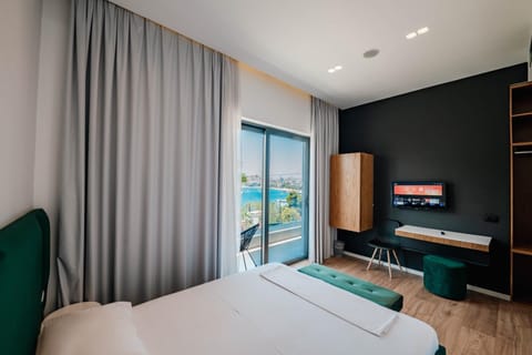 Bed, TV and multimedia, Bedroom