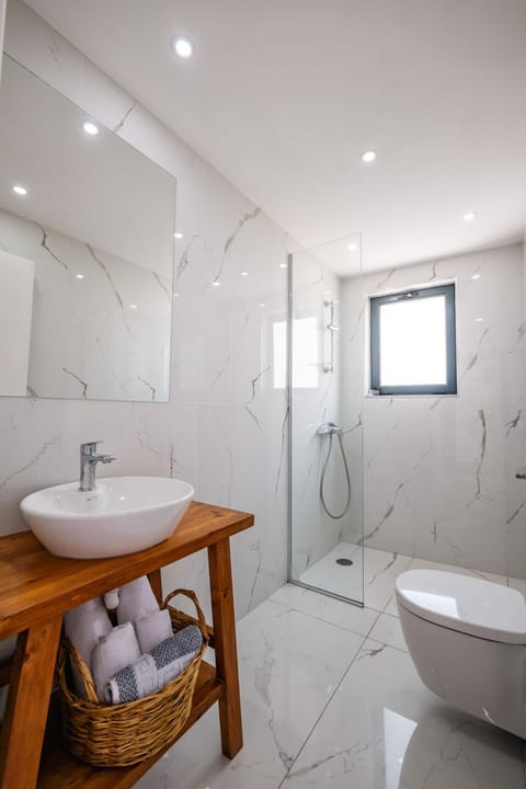 Toilet, Bathroom, towels