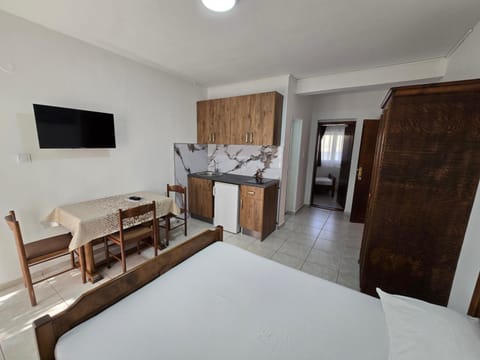 Bed, TV and multimedia, Kitchen or kitchenette, Living room, Seating area, Dining area