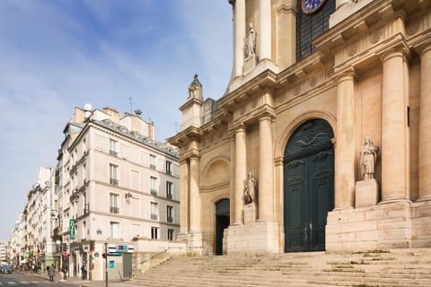 Nearby landmark, Facade/entrance, Day
