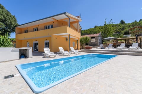 Patio, Facade/entrance, Bird's eye view, BBQ facilities, Garden, Balcony/Terrace, Seating area, Garden view, Pool view, Pool view, Swimming pool