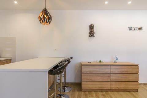 Kitchen or kitchenette, Living room, Seating area, Dining area