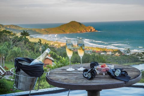 Lounge or bar, Food and drinks
