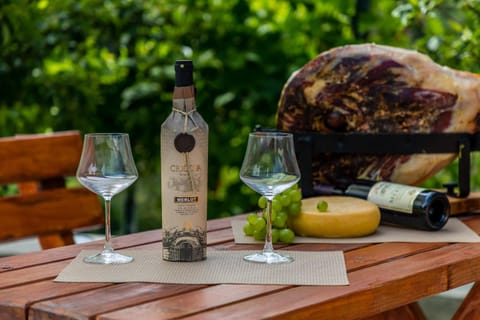 Food and drinks, Food, Drinks, Alcoholic drinks