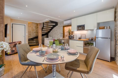 Kitchen or kitchenette, Living room, Seating area, Dining area, dishwasher, oven, stove