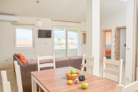 TV and multimedia, Coffee/tea facilities, Living room, Seating area, Dining area, Sea view