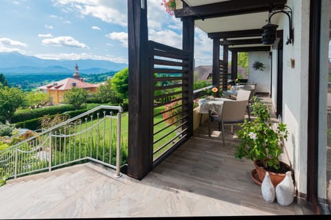 View (from property/room), Balcony/Terrace, Mountain view