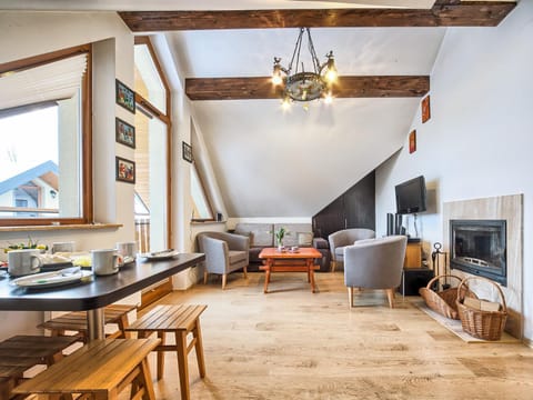 Communal lounge/ TV room, TV and multimedia, Living room, Seating area, Dining area