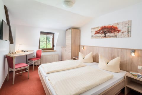 Bed, TV and multimedia, View (from property/room), Photo of the whole room