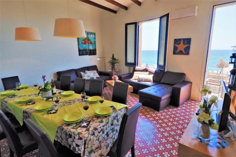 TV and multimedia, Balcony/Terrace, Living room, Seating area, Dining area