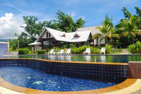 Facade/entrance, Swimming pool