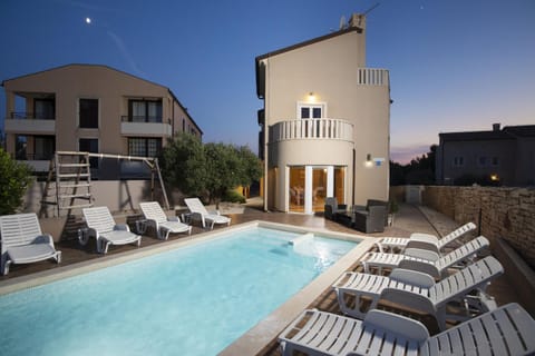 Property building, Swimming pool, sunbed