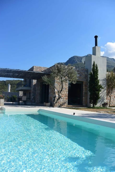 Property building, Day, Natural landscape, Mountain view, Pool view, Swimming pool, Swimming pool, sunbed