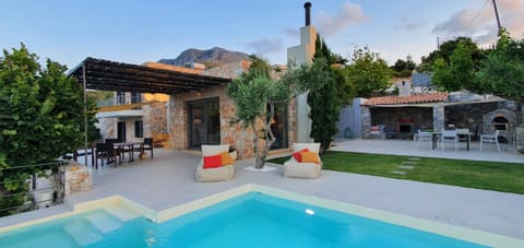 Property building, Natural landscape, Garden view, Mountain view, Pool view, Swimming pool, sunbed