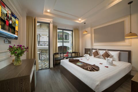 Bed, Other, Photo of the whole room, Decorative detail, Logo/Certificate/Sign, City view, Street view