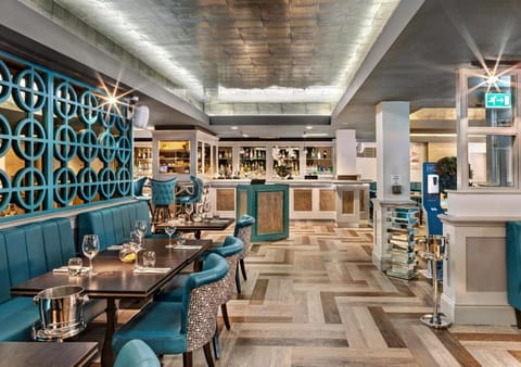 Restaurant/places to eat, Food and drinks, Seating area, Drinks