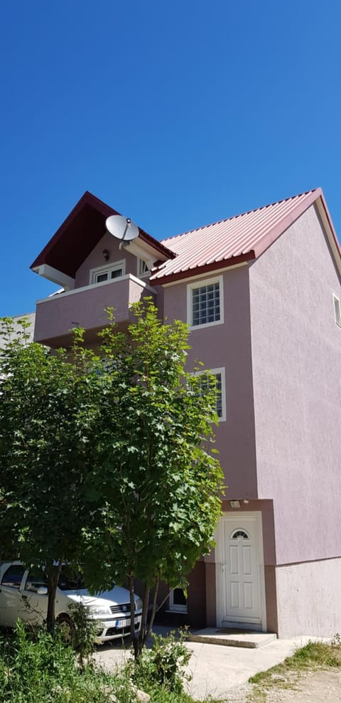 Property building, Facade/entrance, Off site, Day