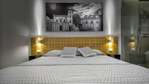 Shower, Night, Spa and wellness centre/facilities, Decorative detail, Bedroom