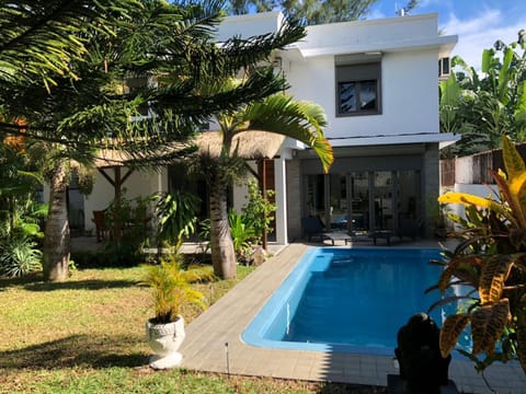 Property building, Garden, Swimming pool
