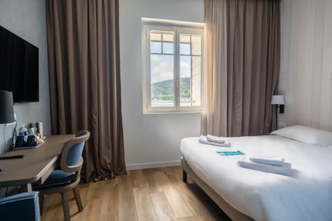 Bed, TV and multimedia, Photo of the whole room, Bedroom, hair dresser, towels