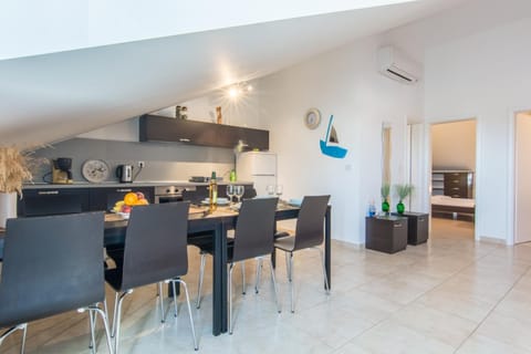 Kitchen or kitchenette, Seating area, Dining area