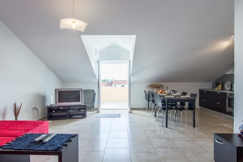 TV and multimedia, Living room, Seating area, Dining area