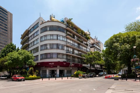Property building, Nearby landmark, Facade/entrance, Day, Neighbourhood, City view, Street view, Location