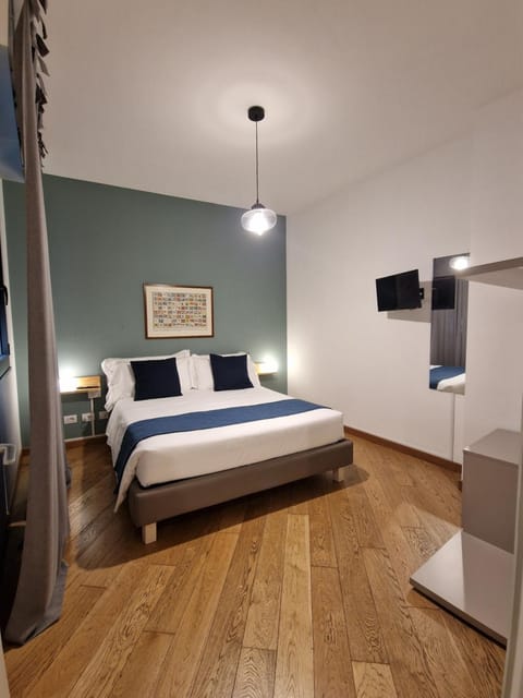 Bed, TV and multimedia, Evening entertainment, Bedroom