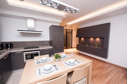 Coffee/tea facilities, Kitchen or kitchenette, Living room, Dining area