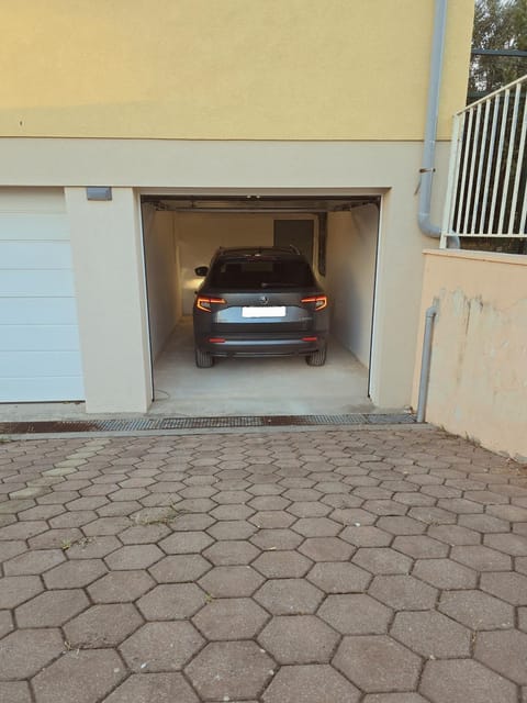 Apartment Višnjik - self check-in, free garage Apartment in Zadar