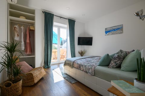 Bed, TV and multimedia, Photo of the whole room, Bedroom