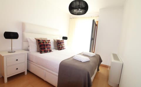 Bed, Photo of the whole room, Decorative detail, Bedroom, towels