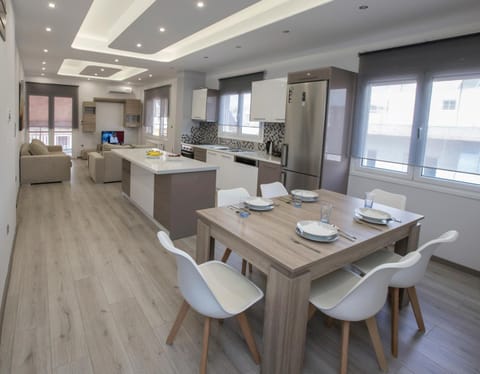 Kitchen or kitchenette, Living room, Seating area, Dining area