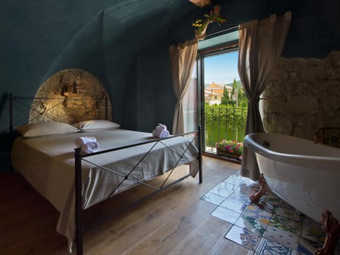 Bed, Photo of the whole room, Bedroom, Bath, towels