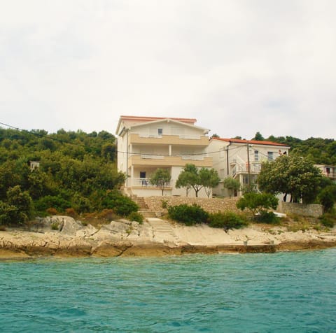 Patio, Facade/entrance, Neighbourhood, BBQ facilities, Balcony/Terrace, Lobby or reception, Beach, Sea view