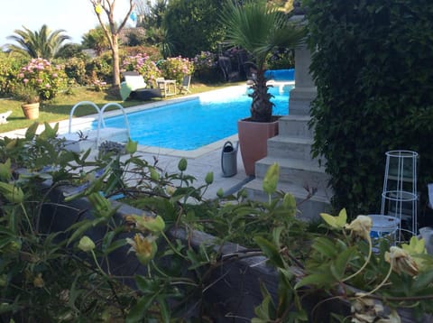 Roulotte de luxe vue mer 180° ,et un ha de verdure Luxury tent in Finistere