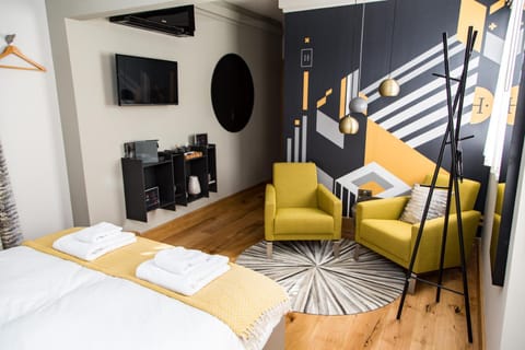 Bed, TV and multimedia, Bedroom, towels