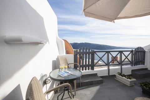 White Side Suites Apartment in Oia