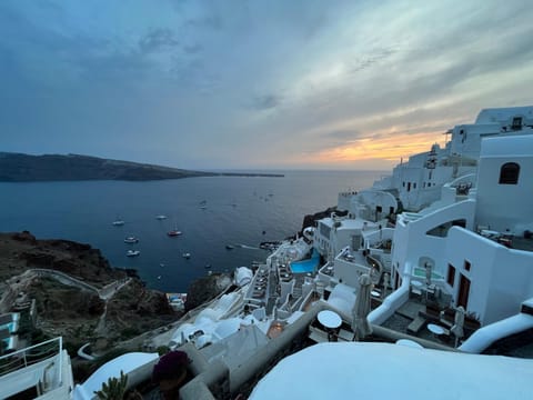 White Side Suites Apartment in Oia